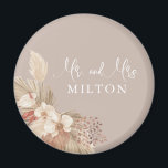 Boho Pampas Grass Neutrals Hochzeit Magnet<br><div class="desc">Boho Magnetkeepake,  der mit einem benutzerdefinierten Nachnamen personalisiert werden kann. Neutrale Farbtöne und Pampasgras sorgen für schlichte Eleganz. Dieser Magnet wäre ein schönes Geschenk für Neuvermählte!</div>
