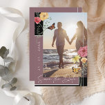 Boho Plum Lila Wildblumen Foto Save the Date<br><div class="desc">Wildblumen Plum Lila Foto Save the Date Karte. Stilvoll erinnern Sie Ihre Freunde und Familie an Ihren Hochzeitstag, mit dieser blumengeschmückten, mauvischen, Wildblumen, Save the Date Foto-Karte, mit einer hübschen, weißen Typografie, über einem lila und schwarzen Pflaumenboden, neben einem stilvollen Foto des zukünftigen Ehepaares, das Sie personalisieren können, umgeben von...</div>