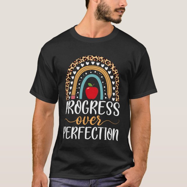 Boho Rainbow Progress Over Perfection Teacher Leop T-Shirt (Vorderseite)