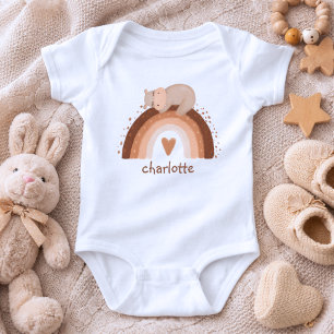 Boho-Regenbogen mit Hippo-Monogramm Baby Strampler