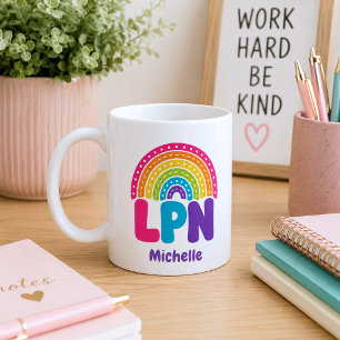 Boho-Regenbogen-Monogramm LPN Kaffeetasse