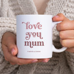 Boho Retro Text | Liebe Sie Mum Gradient Pink Kaffeetasse<br><div class="desc">Diese schicke und stilvolle Tasse sagt "Liebe du mum" in trendiger Boho und Retro-Typografie,  in Gradiententönen von Rosa und dunklere Rose. Das perfekte Geschenk für den Muttertag oder zu jeder Zeit!</div>