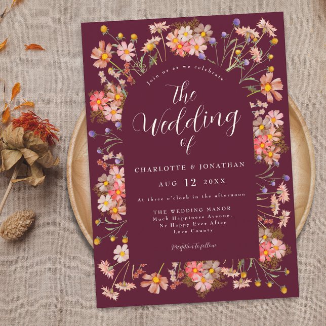 Boho Rustic Wildblume Burgundy Wedding Einladung (Boho wildflower rustic burgundy wedding invitation Elegant modern script watercolor florals)