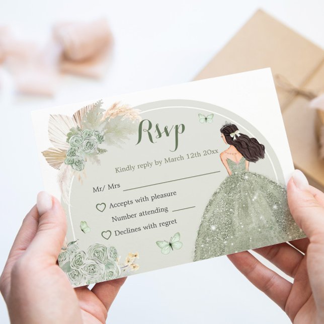 Boho Sage Green Floral Princess Quinceañera RSVP Karte (Von Creator hochgeladen)