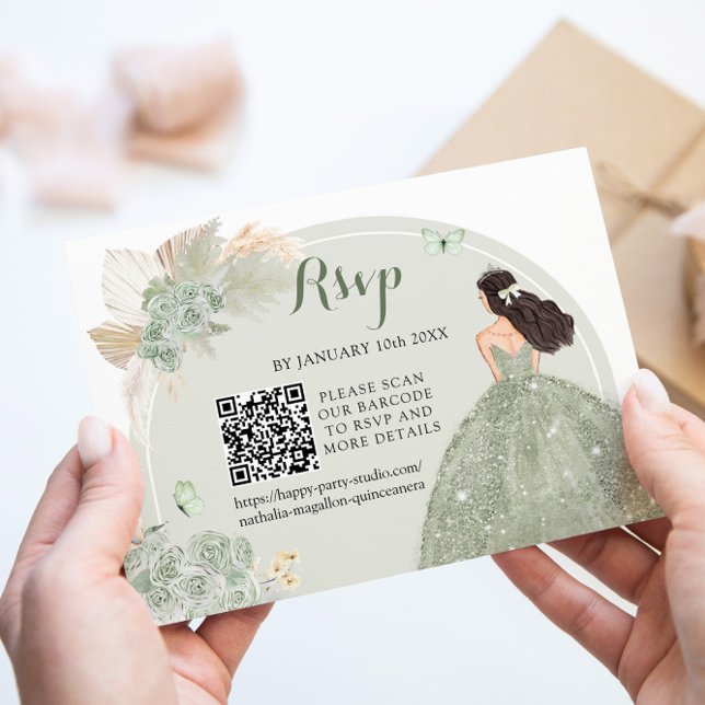 Boho Sage Green Floral Quinceañera QR RSVP Karte (Von Creator hochgeladen)