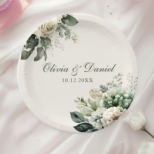 Boho Sage Green und Elfenbein Blume Hochzeit Pappteller (Boho Sage Green and Ivory Flowers Wedding Paper Plates on a table with a white rose.)