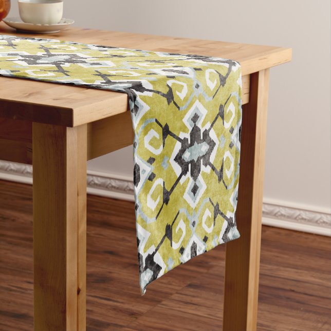 Boho schickes dunkelgraues und gelbes ikat kurzer tischläufer (Beispiel)