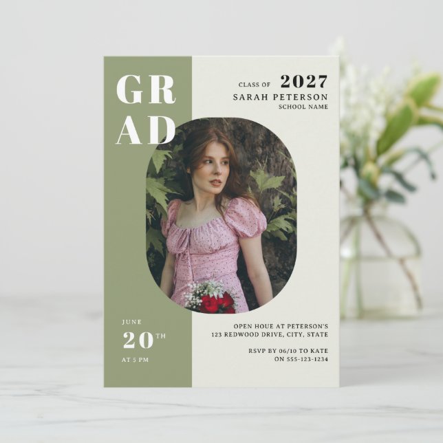 Boho Ssge Green Bold Typografy Foto Abschluss Einladung (Stehend Vorderseite)