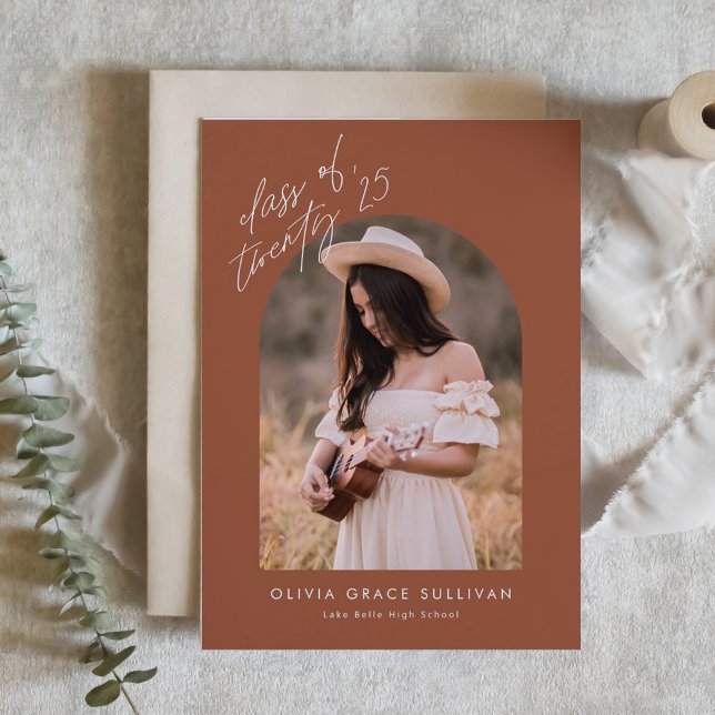 Boho Terracotta Arch Foto Abschluss Einladung (Graduation Invitation Featuring Arch Photo, Handwriting Script, and Terracotta Background)