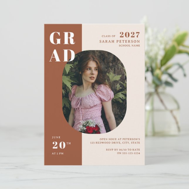 Boho Terracotta Bold Typografy Foto Abschluss Einladung (Stehend Vorderseite)