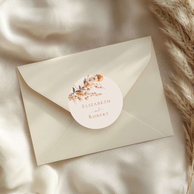 Boho Terracotta Burnt Orange Wildblumen Hochzeit Runder Aufkleber (Boho Terracotta Burnt Orange Wildflowers Wedding Classic Round Sticker on a wedding envelope)