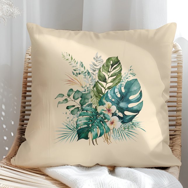 Boho Tropical Blume und Blätter Sommer Kissen (Boho Tropical Flowers and Leaves Summer Throw Pillow in a sunny rattan armchair.)