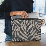 Boho Tropical Grunge Abstrakt Palm Blätter Muster Laptopschutzhülle<br><div class="desc">Die boho dunkle tropische Grunge Palme Blätter Muster Laptop-Ärmel für alle exotischen Pflanze-Liebhaber.</div>