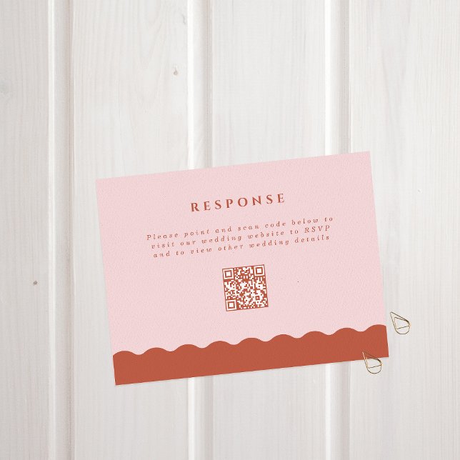 Boho Wavy Edge Terracotta & Blush QR Code Wedding RSVP Karte (Von Creator hochgeladen)