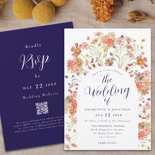 Boho Wildblume Arch Navy Blue White Wedding Einladung (Boho rustic wildflower floral arch fall navy blue and with wedding invitation With rsvp qr code)