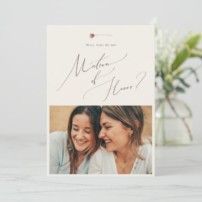 Boho Wildblume | Beige Foto Matron of Honor Card Einladung (Stehend Vorderseite)