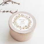Boho Wildblume Blumen Butterfly Wedding Runder Aufkleber<br><div class="desc">Boho Wildblume Floral Butterfly Wedding Classic Round Sticker bietet einen wunderschönen Strauß an Wildblumen,  zusammen mit delikaten Abbildungen von Schmetterlingen.</div>