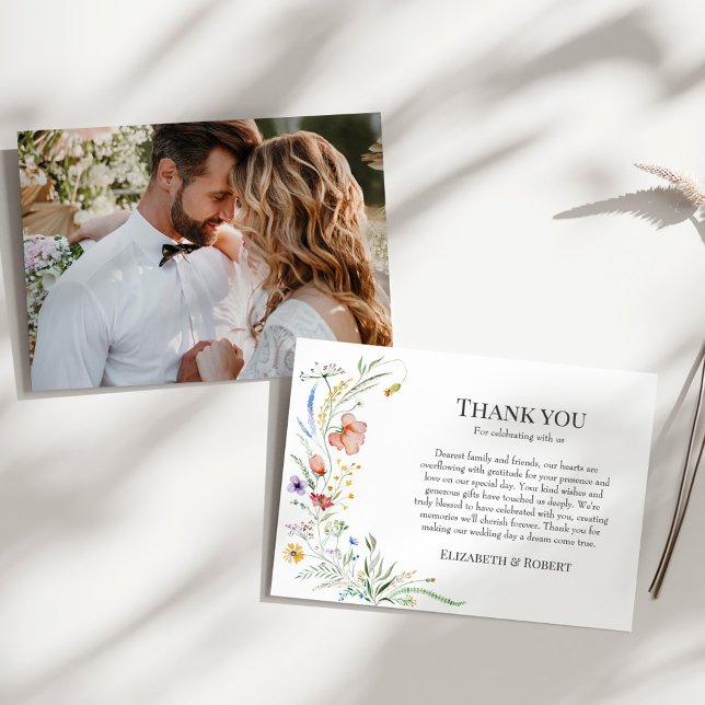Boho Wildblume Meadow Couple Foto Wedding Dankeskarte (Boho Wildflower Meadow Couple Photo Wedding Thank You Card on a sunny white table.)