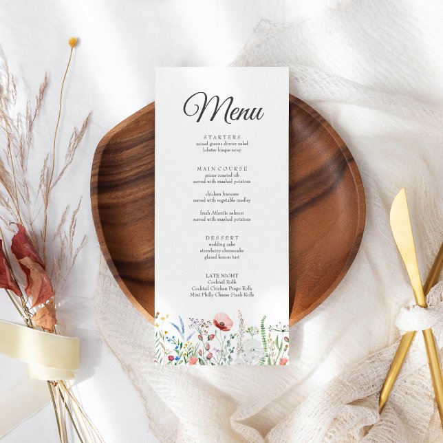 Boho Wildblume Meadow Wedding Menu Card Menükarte (Boho Wildflower Meadow Wedding Menu Card on a boho wedding table.)