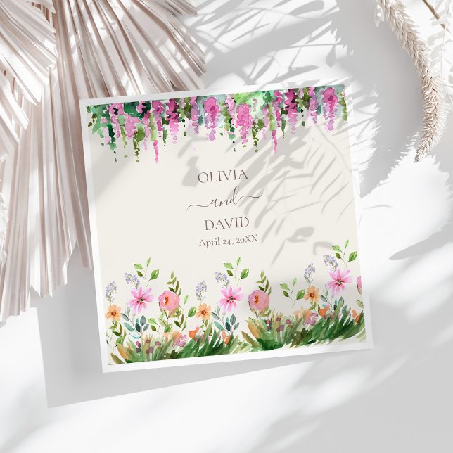 Boho Wildblumen und Acacia Wedding Napkins Serviette (Boho Wildflowers and Acacia Wedding Napkins on a sunny white table.)