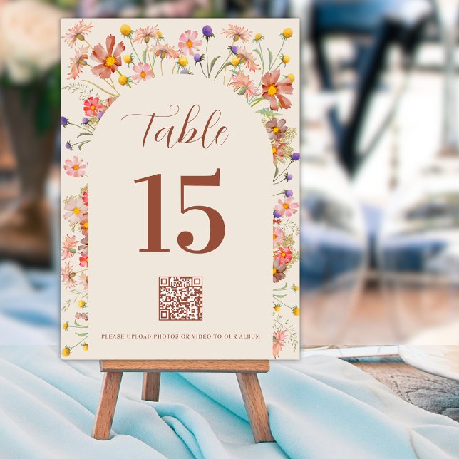 Boho Wildflower Blumenbogen QR-Code Terrakotta Tischnummer (Wildflower floral arch terracotta beige qr code custom wedding table number card boho rustic fall )