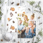 Boho Winter Citrus Merry Christmas Script Foto Ho Feiertagskarte<br><div class="desc">Suchen Sie eine schöne und einzigartige Urlaubskarte, die Sie in diesem Jahr an Ihre Freunde und Familie schicken können? Schauen Sie nicht weiter als unsere Boho Winter Citrus Frohe Weihnachts Script Foto Holiday Card! Diese schlichte und elegante Karte zeigt Ihr liebstes, vollblütiges Foto in dunklem bis dunklem Ton, überlagert mit...</div>
