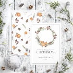 Boho Winter Citrus Wreath Merry Christmas Script H Feiertagskarte<br><div class="desc">Suchen Sie eine schöne, einfache und elegante Urlaubskarte? Schauen Sie nicht weiter als unsere Boho Winter Citrus Wreath Frohe Weihnachts Script Holiday Card! Diese atemberaubende Karte zeigt einen Kranz, der mit Botanikalen aus Zitrusfrüchten, Kiefernbäumen, Sternanis und Zimt in Aquarellen geschmückt ist. Die "Frohe Weihnachtsbotschaft" wurde in einem beliebten Schriftart-Duo mit...</div>
