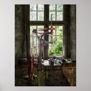 Bohrgerät-Presse durch Fenster Poster