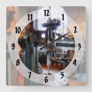 Bohrmaschine in der Nähe des Fensters Quadratische Wanduhr