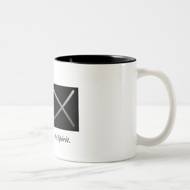 Boire dans la tasse de café d'esprit (Droit)