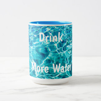 Boire de l'eau de la Mug