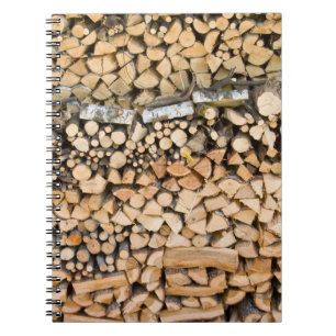 Bois coupé sur un carnet de pile