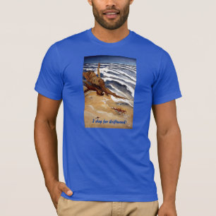 Bois de flottage par le T-shirt de plage