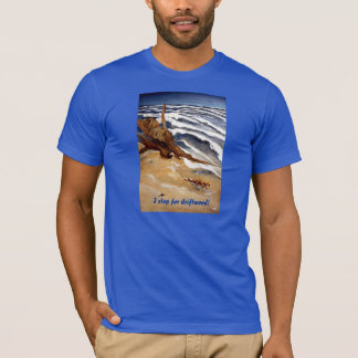 Bois de flottage par le T-shirt de plage