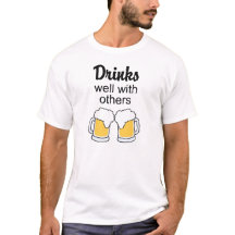 Boissons bien avec d'autres T-shirt de tasse de