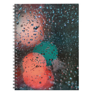Bokeh-Fotografie von Wassertropfen auf klarem Glas Notizblock