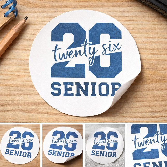 Bold “26 Senior” Blue Typography Design Runder Aufkleber (Von Creator hochgeladen)