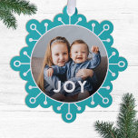 Bold Colorful Snowflake Joy Foto Weihnachten Ornament Karte<br><div class="desc">Versenden Sie einmalige Urlaubsszenarien mit diesen lustigen Weihnachtskarten aus dem Foto, die sich als Ornamente oder große Geschenkmarken verdoppeln! Sie zeichnen sich durch ein einfaches Schneeflockdesign, die moderne Typografie mit JOY und eine kreisförmige Fotovorlage auf einem Aquahintergrund aus. Ein dunkler Farbverlauf über den unteren Rand Ihres Fotos lässt den Text...</div>