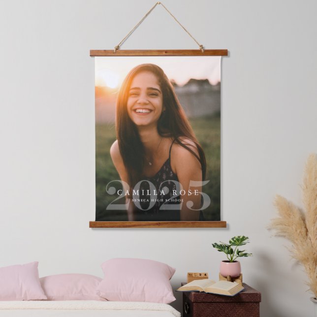 Bold Elegance 2024 Abschluss Foto Ankündigung Wandteppich Mit Holzrahmen (Schlafzimmer)