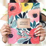 Bold Expressive Floral Individuelle Name Planer<br><div class="desc">Dieses lebhafte Design besticht durch ausdrucksvolle Blumen in kühnen Korallentönen, Gelb, Rosa und aquamarin, die mit lebhaften Pinselstrichen und einem goldenen Namensschild aus der Rose besticht. Die personalisierte Touch macht sie perfekt für Studenten, Profis oder alle, die farbenfrohe und künstlerische Entwürfe Lieben. Ideal für die Organisation von Tagesaufgaben, Journalisierung oder...</div>