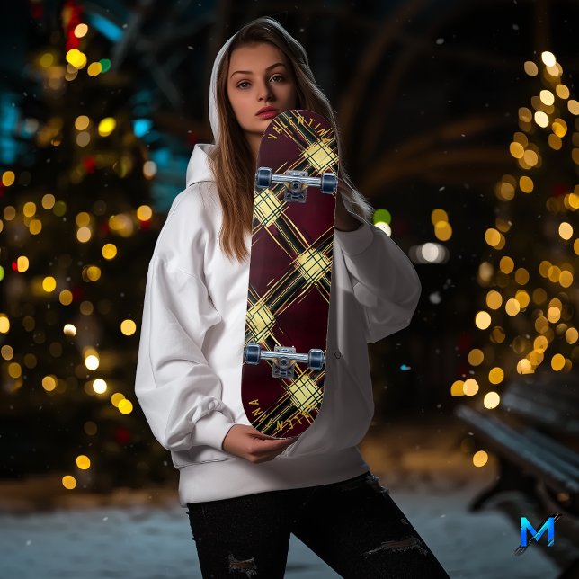 Bold Gold Accent Christmas Tartan Kariertes Design Skateboard (Von Creator hochgeladen)