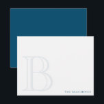 Bold Initial Navy Blue Classic Family Stationery Mitteilungskarte<br><div class="desc">Dieses Design verfügt über einen großen verblassten Initial und Namen/Text am unteren Rand. Klicken Sie auf die Schaltfläche Anpassen, wenn Sie die Designelemente anpassen und/oder den Text weiter verändern möchten! Variationen dieses Designs, zusätzliche Farben sowie koordinierende Produkte sind in unserem Shop, zazzle.com/store/doodlelulu verfügbar. Kontaktieren Sie uns, wenn Sie dieses Design...</div>