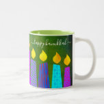 Bold Menorah Candles Happy Hanukkah Script Green Zweifarbige Tasse<br><div class="desc">"Happy Hanukkah." Hier ist ein einfacher Weg, jeden Morgen in die Urlaubsstimmung zu kommen. Genießen Sie Ihren Tag mit Ihrem Lieblingsgetränk in dieser farbenfrohen, maßgeschneiderten Hanukkah-Tasse. Eine spielerische, künstlerische Illustration blauer Menorahkerzen mit bunten Imitat-Folienmustern und moderner Typografie überlagert einen reichen, grünen strukturierten Hintergrund. Ändern Sie den Gruß, wenn gewünscht, um...</div>