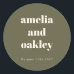 Bold Minimalist Boho Olive Green Custom Wedding Runder Aufkleber<br><div class="desc">Bold Minimalist Boho Olive Green Retro Simple Custom Wedding Classic Round Sticker</div>