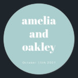 Bold Minimalistisch Boho Aqua Blue Custom Wedding Runder Aufkleber<br><div class="desc">Personalisieren Sie Ihre Gastgeschenke Hochzeiten mit diesen eleganten Aufklebern. Diese Aufkleber mit einem weichen aquablauen Hintergrund und fett formatierter Typografie fügen Geschenkboxen,  Umschlägen und vielem mehr eine stilvolle Touch hinzu. Passen Sie mit Ihren Namen und Hochzeitsdatum für ein wunderschönes und gedankenvolles Detail Ihre Gäste werden Liebe!</div>