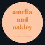 Bold Minimalistisch Boho Peach Orange Custom Weddi Runder Aufkleber<br><div class="desc">Personalisieren Sie Ihre Gastgeschenke Hochzeiten mit diesen eleganten Aufklebern. In Peach Orange fügen diese Aufkleber Geschenkboxen,  Umschlägen und vielem mehr eine stilvolle Touch hinzu. Passen Sie mit Ihren Namen und Hochzeitsdatum für ein wunderschönes und gedankenvolles Detail Ihre Gäste werden Liebe!</div>