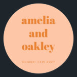 Bold Minimalistisch Boho Peach Orange Custom Weddi Runder Aufkleber<br><div class="desc">Personalisieren Sie Ihre Gastgeschenke Hochzeiten mit diesen eleganten Aufklebern. In Peach Orange fügen diese Aufkleber Geschenkboxen,  Umschlägen und vielem mehr eine stilvolle Touch hinzu. Passen Sie mit Ihren Namen und Hochzeitsdatum für ein wunderschönes und gedankenvolles Detail Ihre Gäste werden Liebe!</div>