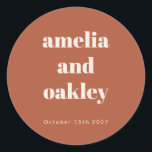 Bold Minimalistisch Boho Rust Retro Custom Wedding Runder Aufkleber<br><div class="desc">Fügen Sie Ihren Gastgeschenke Hochzeiten oder Schreibwaren eine persönliche Touch mit diesen individuell anpassbaren Terracotta-Aufklebern hinzu. Diese Aufkleber sind in minimalistischem Design mit Namen und Hochzeitsdatum versehen und eignen sich ideal zum Abdichten von Umschlägen, Dekorieren von Geschenktaschen oder zum Personalisieren von Gastgeschenken. Der warme Rostton und die gepflegte Typografie machen...</div>