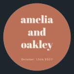 Bold Minimalistisch Boho Rust Retro Custom Wedding Runder Aufkleber<br><div class="desc">Fügen Sie Ihren Gastgeschenke Hochzeiten oder Schreibwaren eine persönliche Touch mit diesen individuell anpassbaren Terracotta-Aufklebern hinzu. Diese Aufkleber sind in minimalistischem Design mit Namen und Hochzeitsdatum versehen und eignen sich ideal zum Abdichten von Umschlägen, Dekorieren von Geschenktaschen oder zum Personalisieren von Gastgeschenken. Der warme Rostton und die gepflegte Typografie machen...</div>