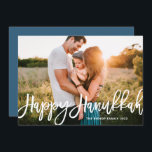 Bold Modern Calligraphy Happy Hanukkah Foto Feiertagskarte<br><div class="desc">Happy Hanukkah! Senden Sie Hanukkah Wünsche an Familie und Freunde mit dieser anpassbaren Hanukkah-Karte. Es zeichnet sich durch moderne Kalligraphie aus. Personalisieren Sie diese durch Hinzufügen von Namen und Fotos. Diese Foto Happy Hanukkah Karte ist in anderen Cardstock erhältlich.</div>